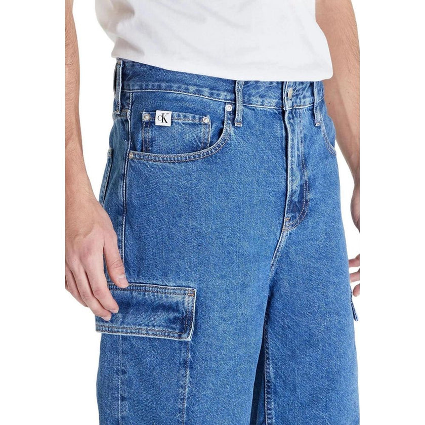 Blue Cotton Bermuda ShortsThe Calvin Klein Jeans men’s bermuda shorts J30J324877 90’S LOOSE are the ideal choice for those seeking a casual and contemporary look. Made from 80% cotton and 20% recycled cotton, they offer both comfort and sustainability. Th