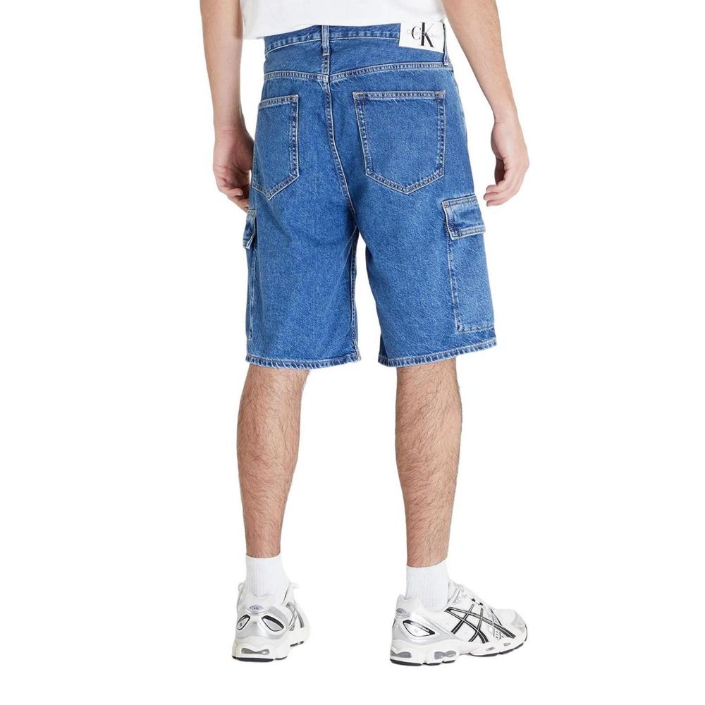 Blue Cotton Bermuda ShortsThe Calvin Klein Jeans men’s bermuda shorts J30J324877 90’S LOOSE are the ideal choice for those seeking a casual and contemporary look. Made from 80% cotton and 20% recycled cotton, they offer both comfort and sustainability. Th