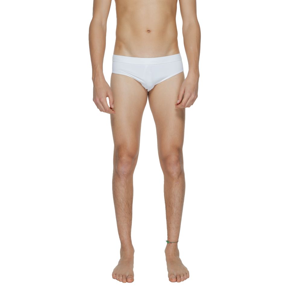 White Polyamide Swim BriefsDiscover the Calvin Klein BRIEF KM0KM00995 men’s swim brief, an essential piece for your beach wardrobe. Made from 83% polyamide and 17% elastane, this brief offers a comfortable fit and excellent elasticity, ensuring freedom of