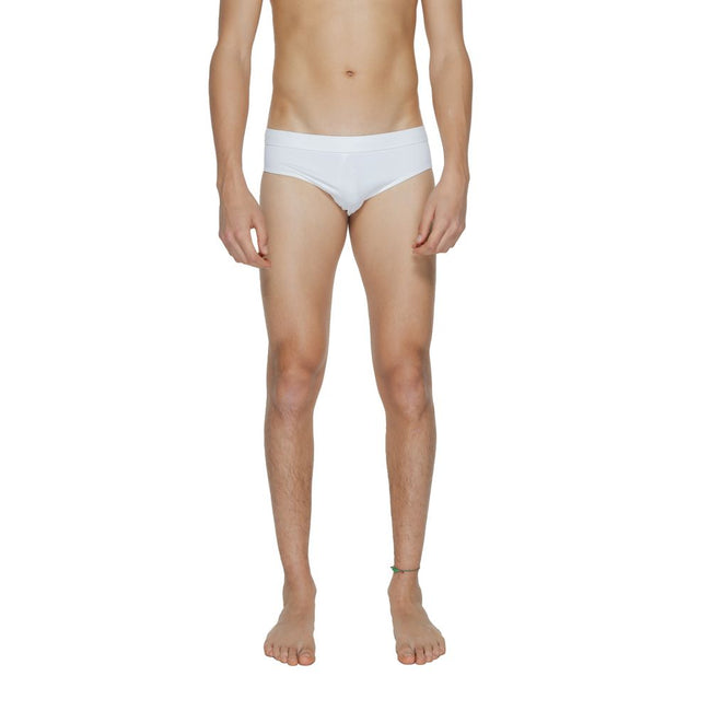 White Polyamide Swim BriefsDiscover the Calvin Klein BRIEF KM0KM00995 men’s swim brief, an essential piece for your beach wardrobe. Made from 83% polyamide and 17% elastane, this brief offers a comfortable fit and excellent elasticity, ensuring freedom of
