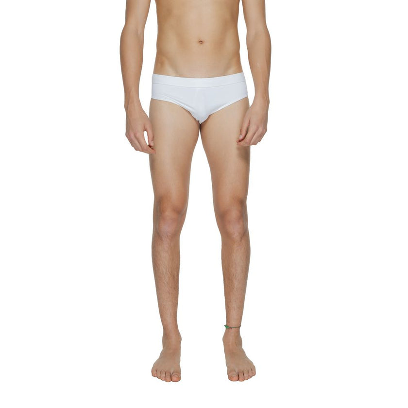 White Polyamide Swim BriefsDiscover the Calvin Klein BRIEF KM0KM00995 men’s swim brief, an essential piece for your beach wardrobe. Made from 83% polyamide and 17% elastane, this brief offers a comfortable fit and excellent elasticity, ensuring freedom of