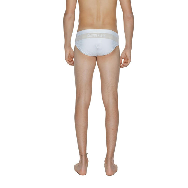 White Polyamide Swim BriefsDiscover the Calvin Klein BRIEF KM0KM00995 men’s swim brief, an essential piece for your beach wardrobe. Made from 83% polyamide and 17% elastane, this brief offers a comfortable fit and excellent elasticity, ensuring freedom of