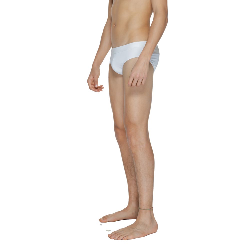 White Polyamide Swim BriefsDiscover the Calvin Klein BRIEF KM0KM00995 men’s swim brief, an essential piece for your beach wardrobe. Made from 83% polyamide and 17% elastane, this brief offers a comfortable fit and excellent elasticity, ensuring freedom of