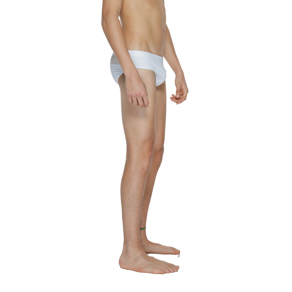 White Polyamide Swim BriefsDiscover the Calvin Klein BRIEF KM0KM00995 men’s swim brief, an essential piece for your beach wardrobe. Made from 83% polyamide and 17% elastane, this brief offers a comfortable fit and excellent elasticity, ensuring freedom of