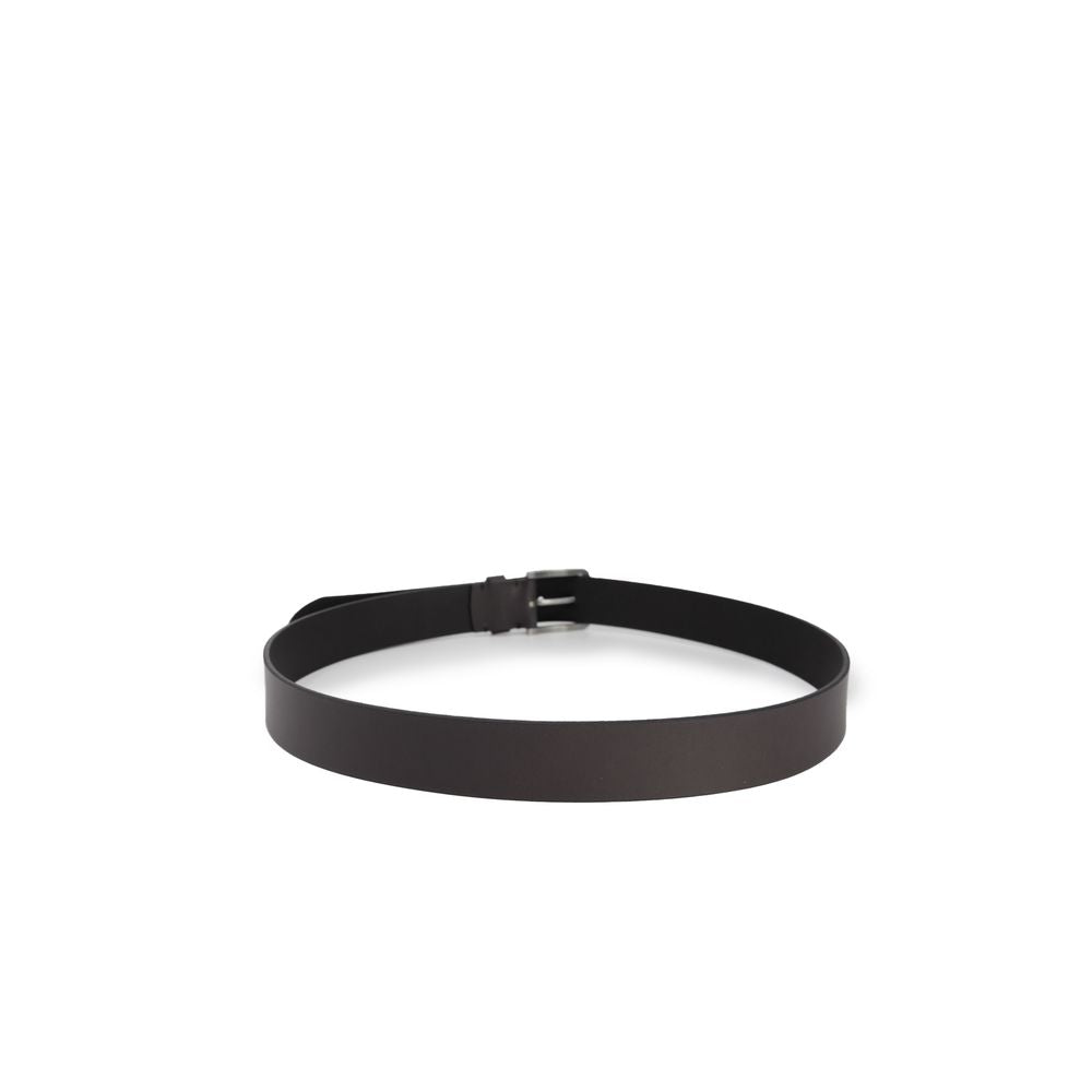 Brown Leather BeltThe Calvin Klein Jeans CLASSIC FLAT R LTHR BELT 35MM for men, model K50K511421, is an essential accessory for the modern wardrobe. Crafted from 100% high-quality leather, this belt features a clean, minimalist design and a rectangular me