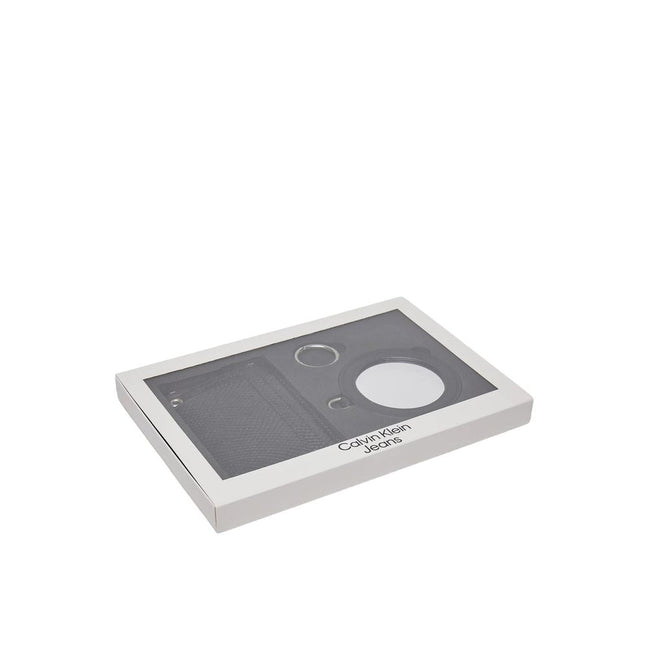 Black Polyethylene CardholderThe Calvin Klein Jeans K60K611562 women’s card holder wallet stands out for its modern, compact design, ideal for those seeking practicality and elegance. Made from high-quality materialsâ72% polyurethane and 28% recycled po