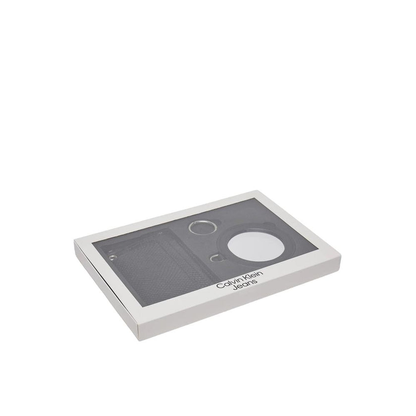 Black Polyethylene CardholderThe Calvin Klein Jeans K60K611562 women’s card holder wallet stands out for its modern, compact design, ideal for those seeking practicality and elegance. Made from high-quality materialsâ72% polyurethane and 28% recycled po