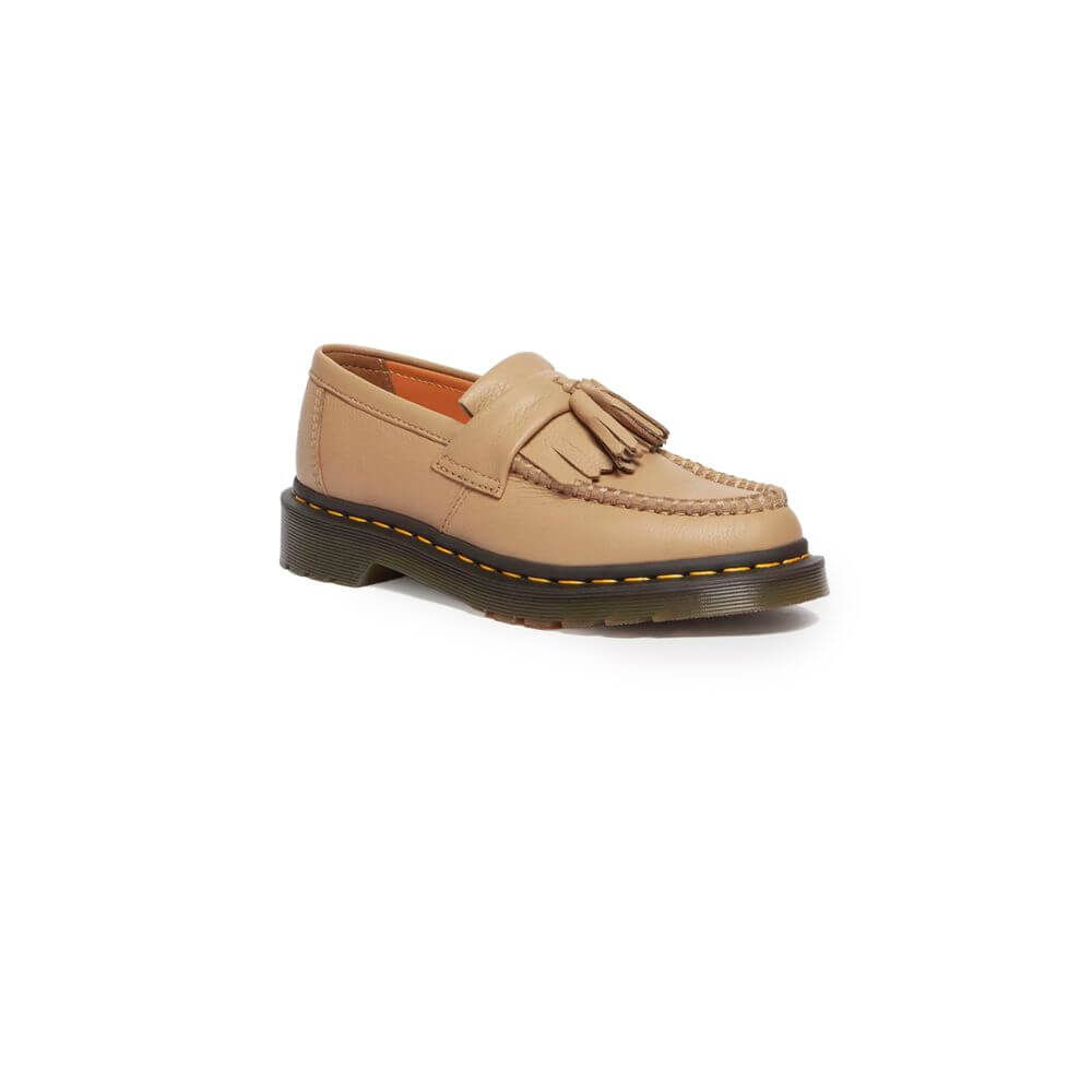 Beige Leather Platform PumpsThe Dr. Martens Adrian Virginia 31245439 women’s loafers combine classic elegance with a modern edge. Crafted entirely from premium leather, these shoes feature a smooth upper and meticulous artisanal detailing. The front is ad