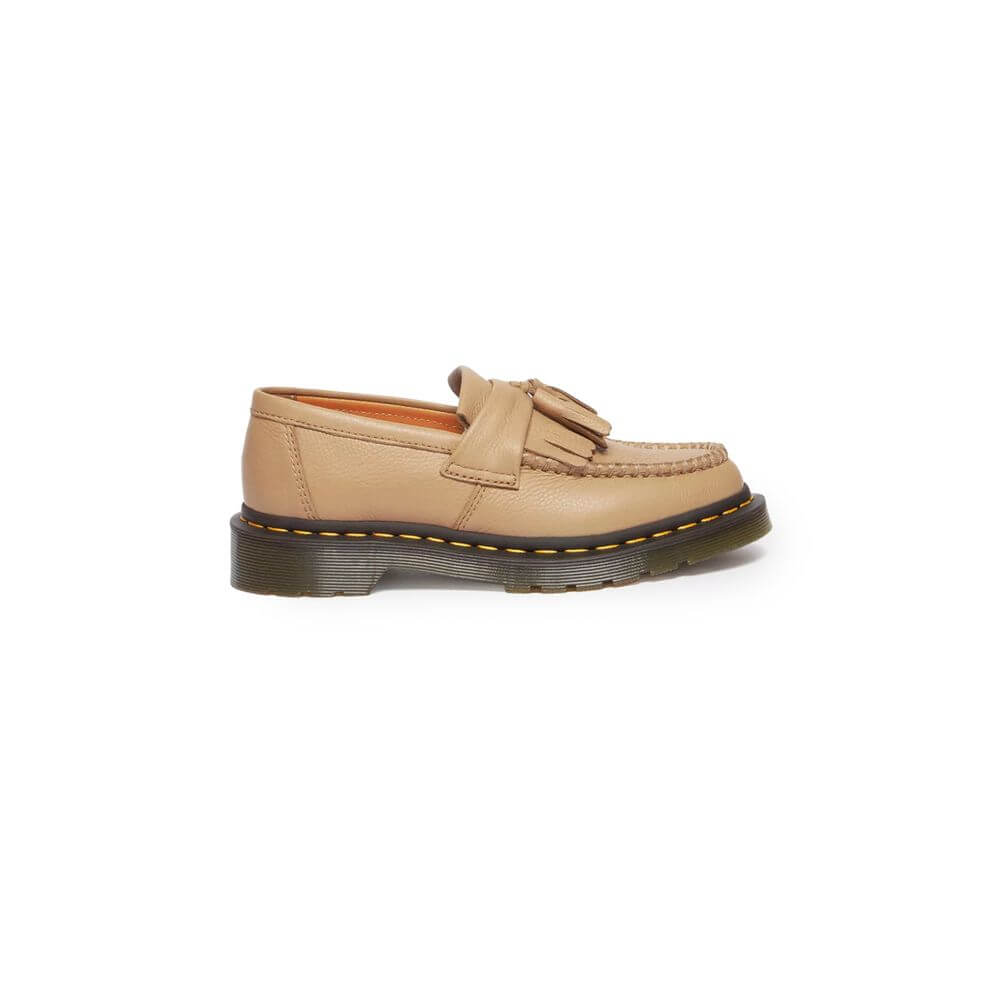 Beige Leather Platform PumpsThe Dr. Martens Adrian Virginia 31245439 women’s loafers combine classic elegance with a modern edge. Crafted entirely from premium leather, these shoes feature a smooth upper and meticulous artisanal detailing. The front is ad