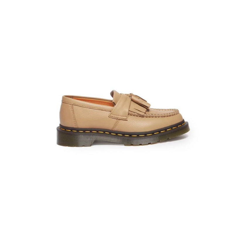 Beige Leather Platform PumpsThe Dr. Martens Adrian Virginia 31245439 women’s loafers combine classic elegance with a modern edge. Crafted entirely from premium leather, these shoes feature a smooth upper and meticulous artisanal detailing. The front is ad