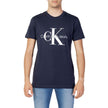 Blue Cotton ClothingDiscover the CORE MONOGRAM SLIM TEE short-sleeve t-shirt by Calvin Klein Jeans, an essential piece for your wardrobe. Made from 100% cotton, this t-shirt offers a soft and comfortable feel against the skin. The slim fit design enhances