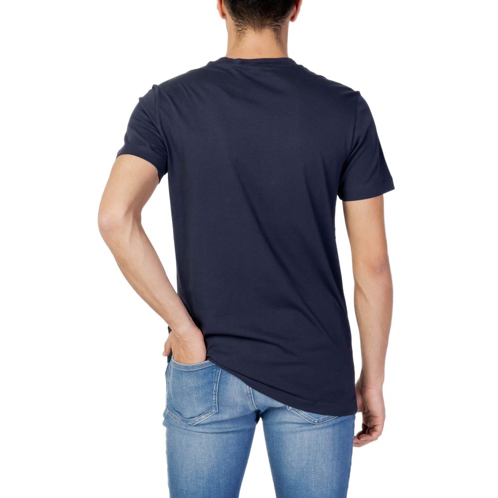 Blue Cotton ClothingDiscover the CORE MONOGRAM SLIM TEE short-sleeve t-shirt by Calvin Klein Jeans, an essential piece for your wardrobe. Made from 100% cotton, this t-shirt offers a soft and comfortable feel against the skin. The slim fit design enhances
