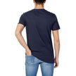 Blue Cotton ClothingDiscover the CORE MONOGRAM SLIM TEE short-sleeve t-shirt by Calvin Klein Jeans, an essential piece for your wardrobe. Made from 100% cotton, this t-shirt offers a soft and comfortable feel against the skin. The slim fit design enhances