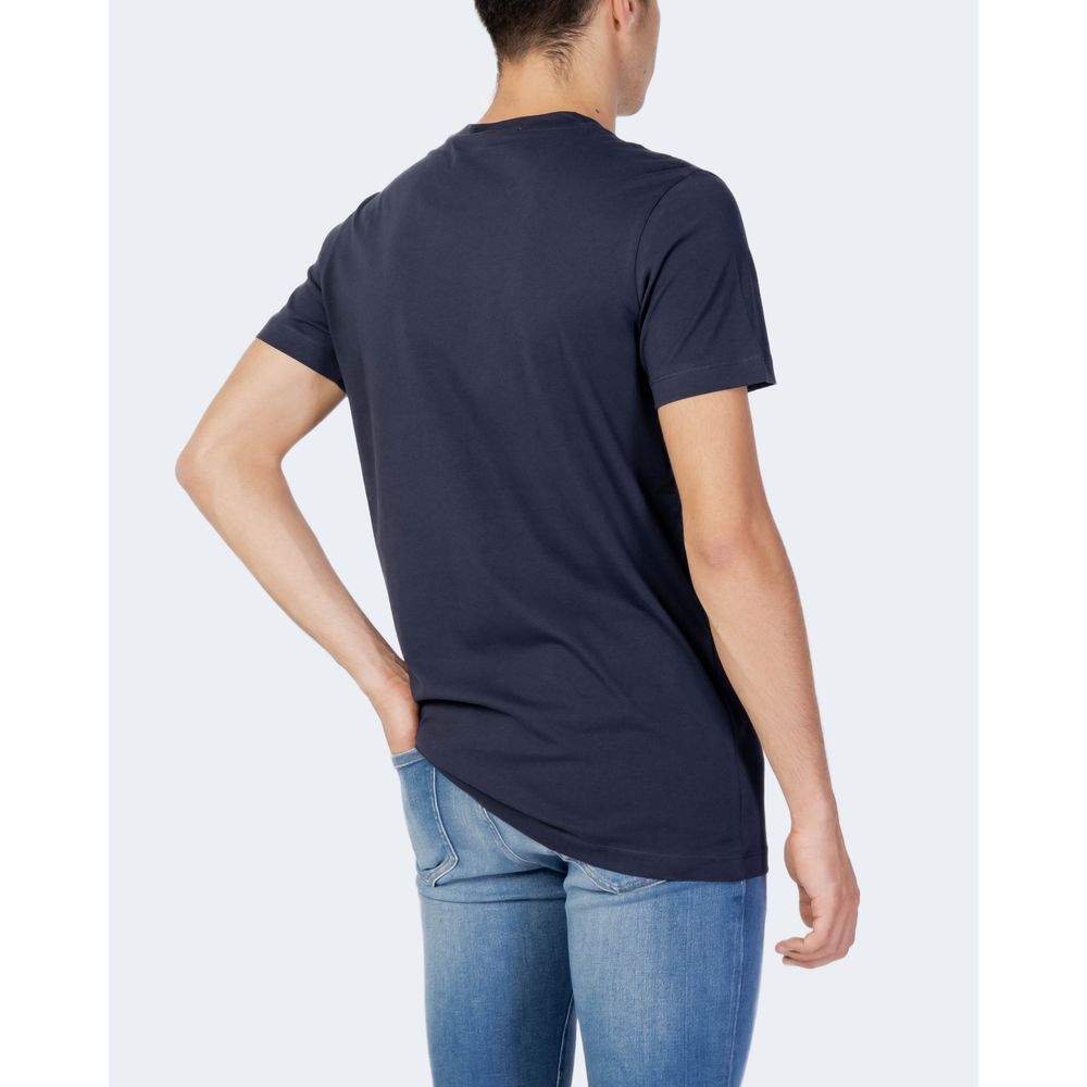 Blue Cotton ClothingDiscover the CORE MONOGRAM SLIM TEE short-sleeve t-shirt by Calvin Klein Jeans, an essential piece for your wardrobe. Made from 100% cotton, this t-shirt offers a soft and comfortable feel against the skin. The slim fit design enhances