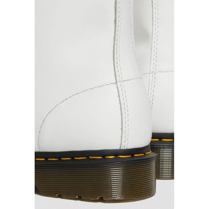 White Leather Lace-Up BootsDiscover the iconic Dr. Martens 1460 SMOOTH ankle boots, crafted from 100% leather to ensure unparalleled quality and durability. These boots, with their distinctive design, are perfect for expressing your personal style. The st