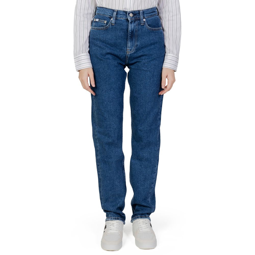Blue Cotton Slim Fit JeanThe Calvin Klein Jeans AUTHENTIC STRAI J20J221831 women’s slim jeans are a must-have for any modern wardrobe. Made from a blend of 94% cotton and 6% elastane/lycra, these jeans provide a comfortable, close-fitting silhouette that