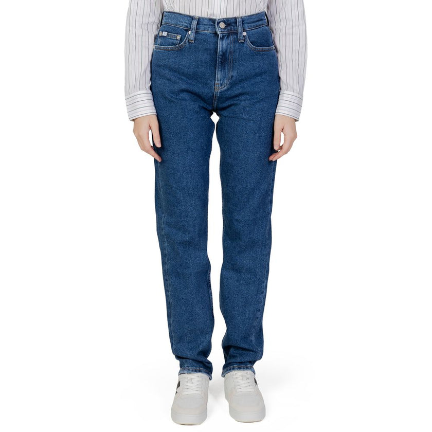 Blue Cotton Slim Fit JeanThe Calvin Klein Jeans AUTHENTIC STRAI J20J221831 women’s slim jeans are a must-have for any modern wardrobe. Made from a blend of 94% cotton and 6% elastane/lycra, these jeans provide a comfortable, close-fitting silhouette that