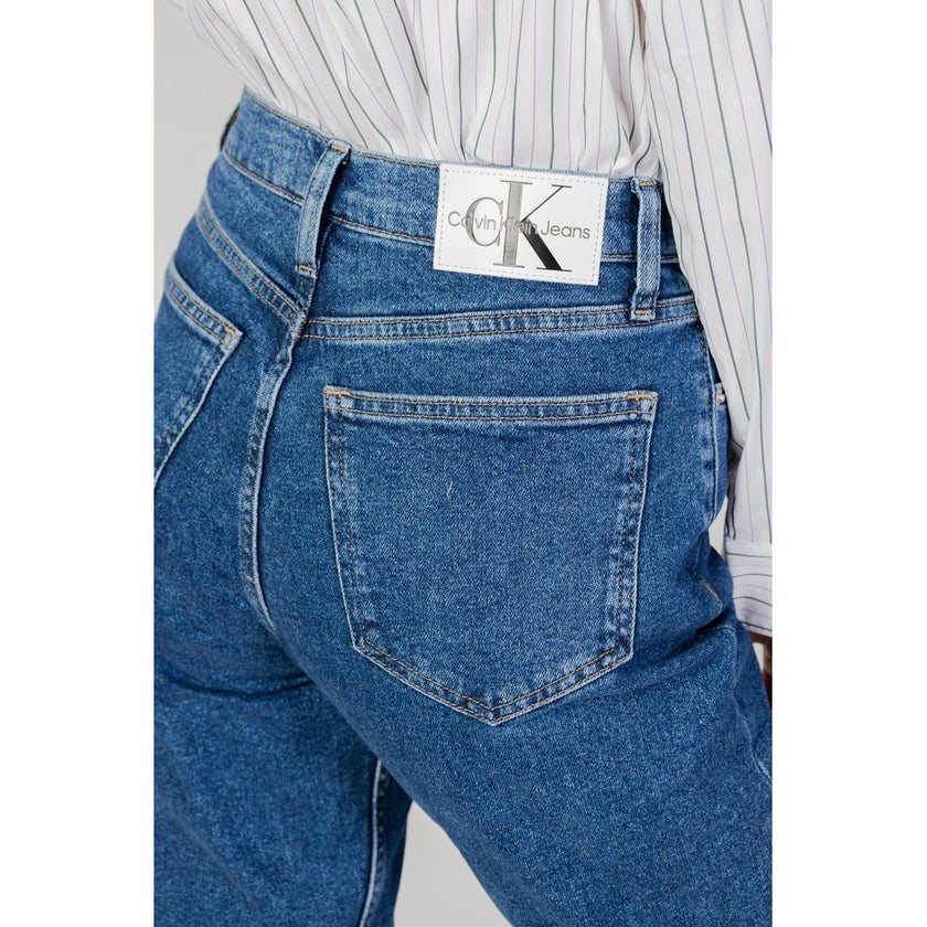 Blue Cotton Slim Fit JeanThe Calvin Klein Jeans AUTHENTIC STRAI J20J221831 women’s slim jeans are a must-have for any modern wardrobe. Made from a blend of 94% cotton and 6% elastane/lycra, these jeans provide a comfortable, close-fitting silhouette that