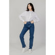 Blue Cotton Slim Fit JeanThe Calvin Klein Jeans AUTHENTIC STRAI J20J221831 women’s slim jeans are a must-have for any modern wardrobe. Made from a blend of 94% cotton and 6% elastane/lycra, these jeans provide a comfortable, close-fitting silhouette that