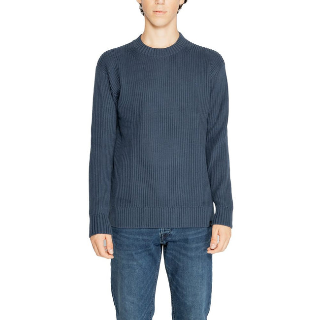 Black Organic Cotton SweaterThe Calvin Klein Jeans RELAXED LINEAR J30J326888 men’s sweater is the perfect choice for those seeking a casual yet contemporary look without compromising on quality. Crafted from 100% organic cotton, it offers a naturally soft