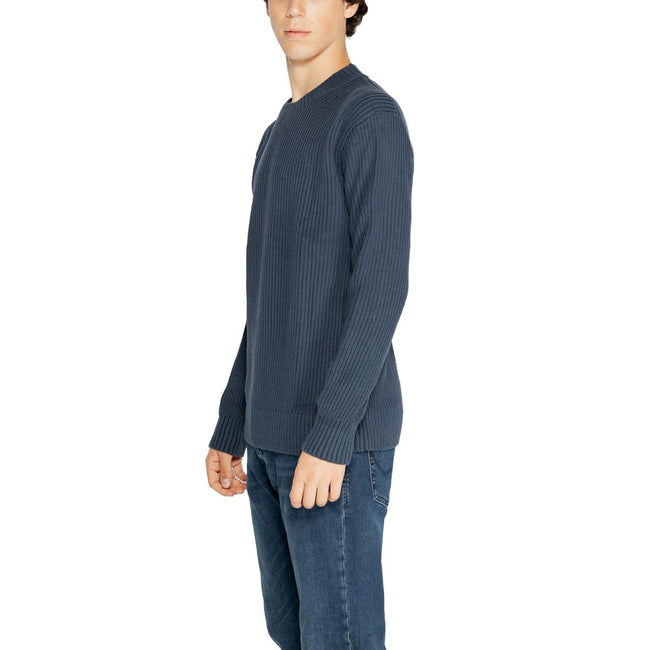 Black Organic Cotton SweaterThe Calvin Klein Jeans RELAXED LINEAR J30J326888 men’s sweater is the perfect choice for those seeking a casual yet contemporary look without compromising on quality. Crafted from 100% organic cotton, it offers a naturally soft