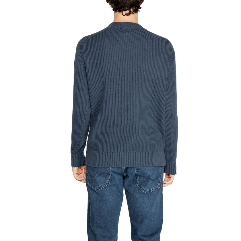 Black Organic Cotton SweaterThe Calvin Klein Jeans RELAXED LINEAR J30J326888 men’s sweater is the perfect choice for those seeking a casual yet contemporary look without compromising on quality. Crafted from 100% organic cotton, it offers a naturally soft