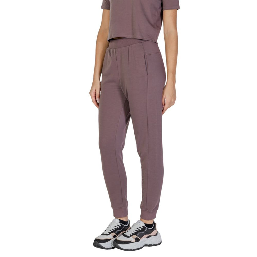 Purple Recycled Polyester Joggers (Workout Pants)The Calvin Klein Sport PW – JOGGER 00GWF4P601 women’s joggers are the perfect choice for those seeking comfort and style during their workouts. Made from 100% recycled polyester, these joggers not only prov