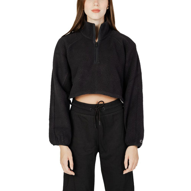 Black Polyester SweatshirtDiscover the Calvin Klein Sport HYBRID – Sherpa Pull women’s pullover, an essential piece for your sporty and casual wardrobe. Made from 100% polyester PES, this pullover offers exceptional comfort thanks to its soft and warm mat