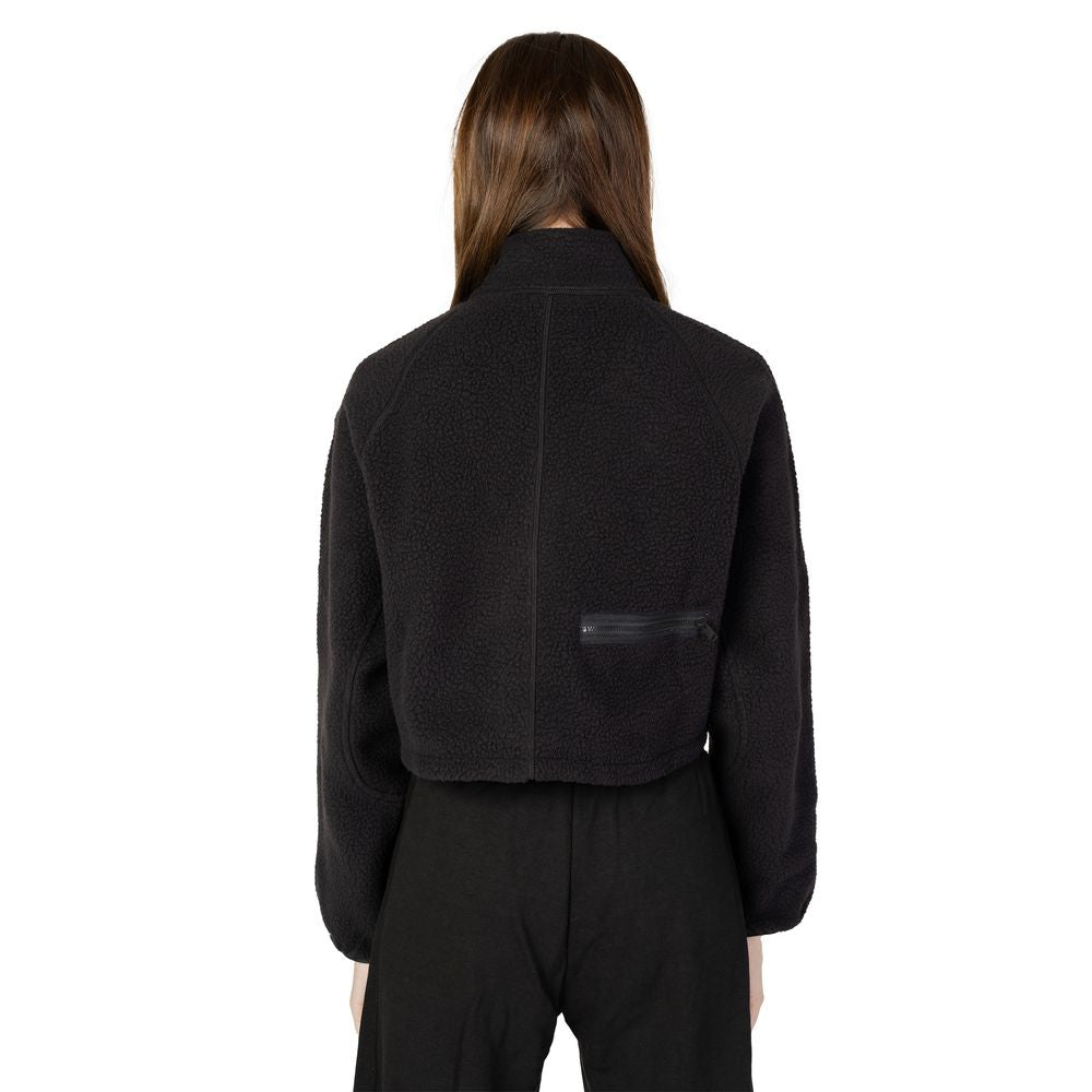 Black Polyester SweatshirtDiscover the Calvin Klein Sport HYBRID – Sherpa Pull women’s pullover, an essential piece for your sporty and casual wardrobe. Made from 100% polyester PES, this pullover offers exceptional comfort thanks to its soft and warm mat