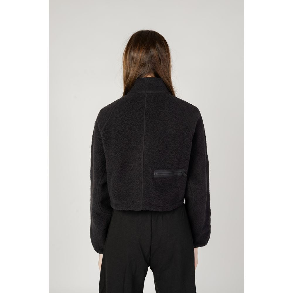 Black Polyester SweatshirtDiscover the Calvin Klein Sport HYBRID – Sherpa Pull women’s pullover, an essential piece for your sporty and casual wardrobe. Made from 100% polyester PES, this pullover offers exceptional comfort thanks to its soft and warm mat