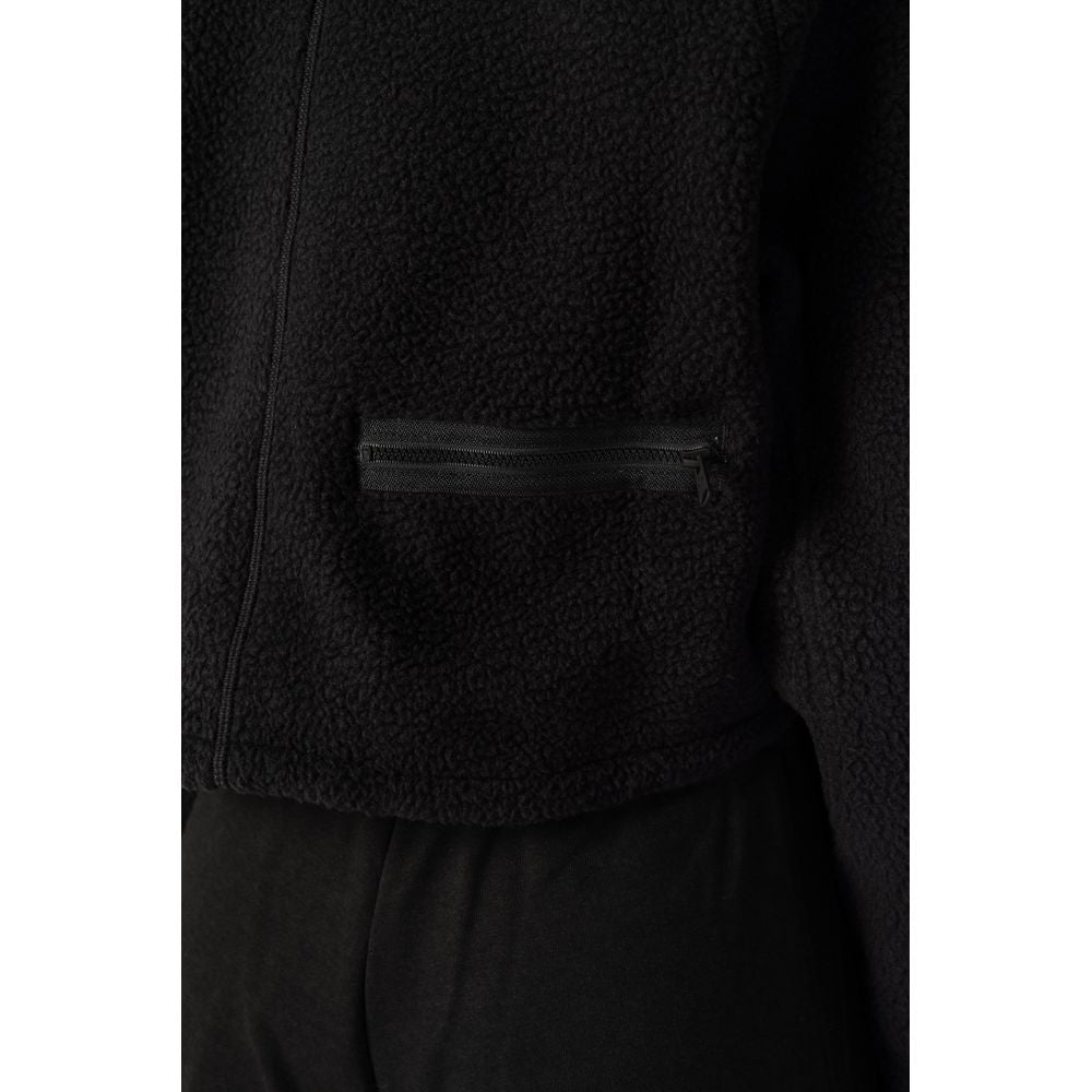Black Polyester SweatshirtDiscover the Calvin Klein Sport HYBRID – Sherpa Pull women’s pullover, an essential piece for your sporty and casual wardrobe. Made from 100% polyester PES, this pullover offers exceptional comfort thanks to its soft and warm mat