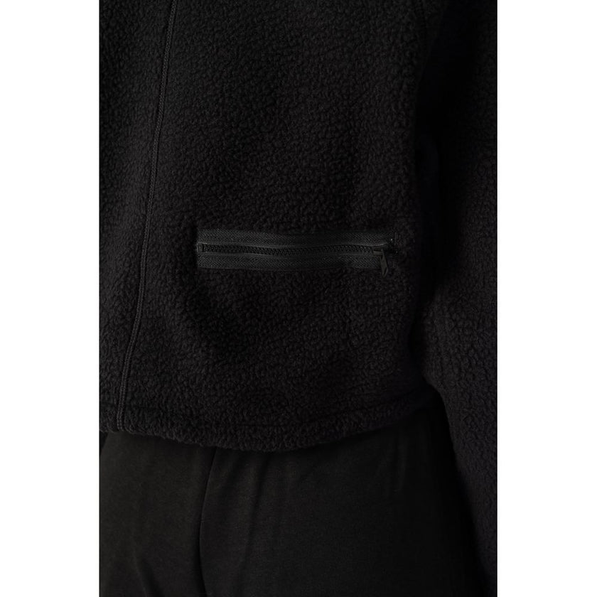 Black Polyester SweatshirtDiscover the Calvin Klein Sport HYBRID – Sherpa Pull women’s pullover, an essential piece for your sporty and casual wardrobe. Made from 100% polyester PES, this pullover offers exceptional comfort thanks to its soft and warm mat