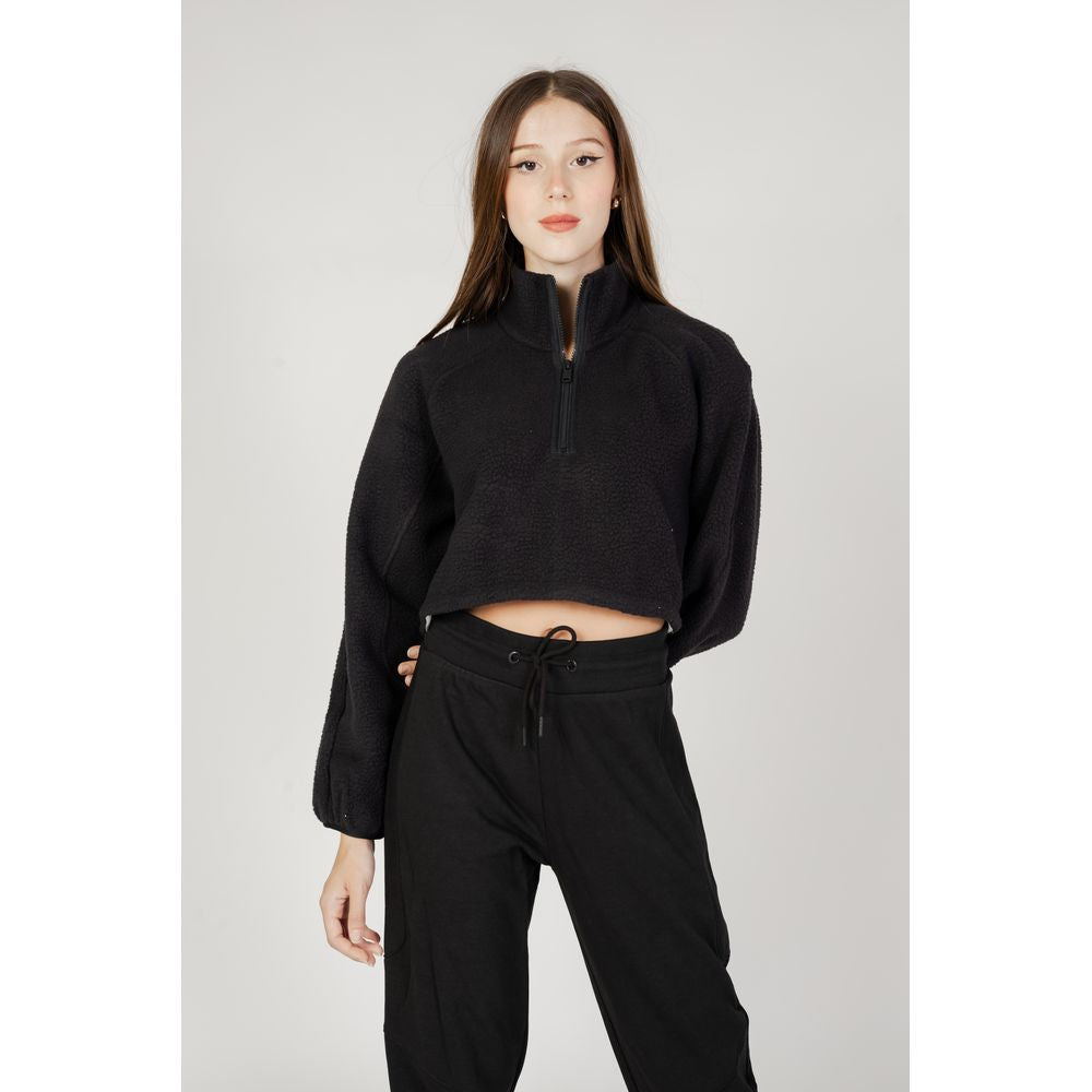 Black Polyester SweatshirtDiscover the Calvin Klein Sport HYBRID – Sherpa Pull women’s pullover, an essential piece for your sporty and casual wardrobe. Made from 100% polyester PES, this pullover offers exceptional comfort thanks to its soft and warm mat