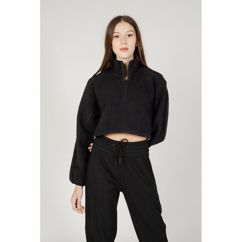 Black Polyester SweatshirtDiscover the Calvin Klein Sport HYBRID – Sherpa Pull women’s pullover, an essential piece for your sporty and casual wardrobe. Made from 100% polyester PES, this pullover offers exceptional comfort thanks to its soft and warm mat