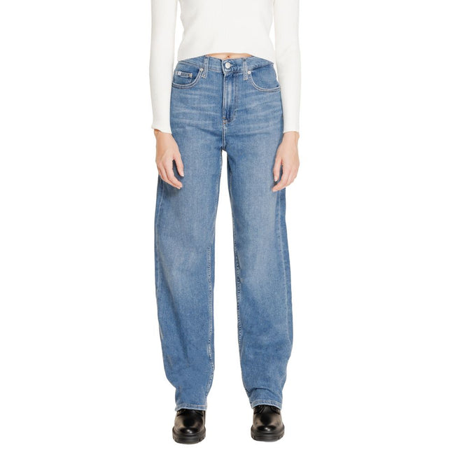 Blue Cotton Relaxed Fit JeansThe Calvin Klein Jeans HIGH RISE LOOSE J20J223643 women’s wide-leg jeans are perfect for those seeking a contemporary and comfortable look. Featuring a high-rise waist and loose fit, these jeans flatter the silhouette while ma