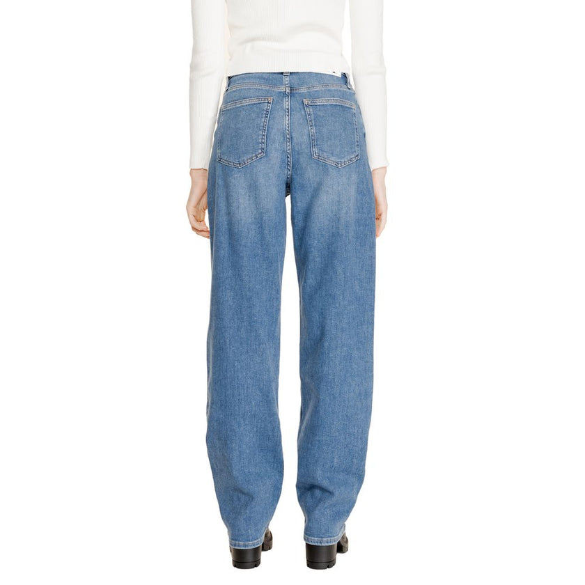 Blue Cotton Relaxed Fit JeansThe Calvin Klein Jeans HIGH RISE LOOSE J20J223643 women’s wide-leg jeans are perfect for those seeking a contemporary and comfortable look. Featuring a high-rise waist and loose fit, these jeans flatter the silhouette while ma