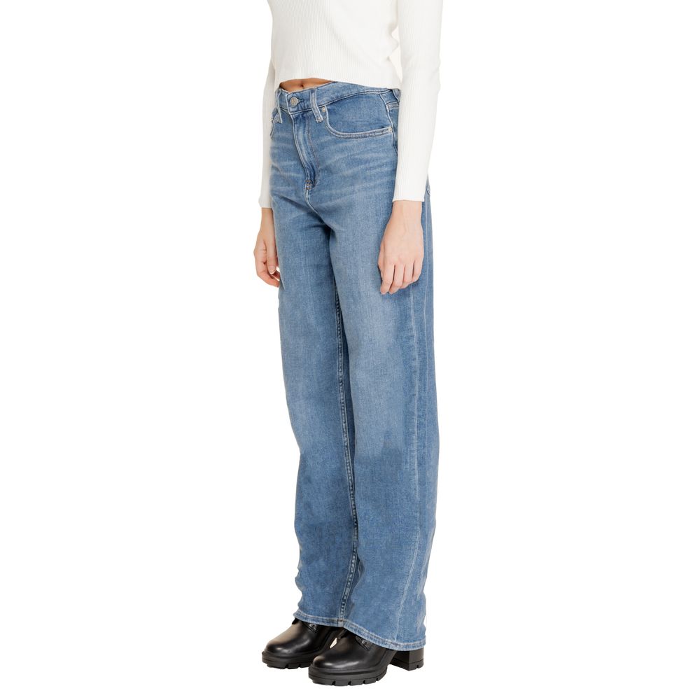 Blue Cotton Relaxed Fit JeansThe Calvin Klein Jeans HIGH RISE LOOSE J20J223643 women’s wide-leg jeans are perfect for those seeking a contemporary and comfortable look. Featuring a high-rise waist and loose fit, these jeans flatter the silhouette while ma