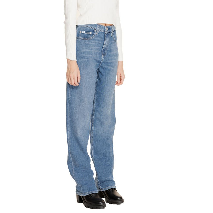 Blue Cotton Relaxed Fit JeansThe Calvin Klein Jeans HIGH RISE LOOSE J20J223643 women’s wide-leg jeans are perfect for those seeking a contemporary and comfortable look. Featuring a high-rise waist and loose fit, these jeans flatter the silhouette while ma