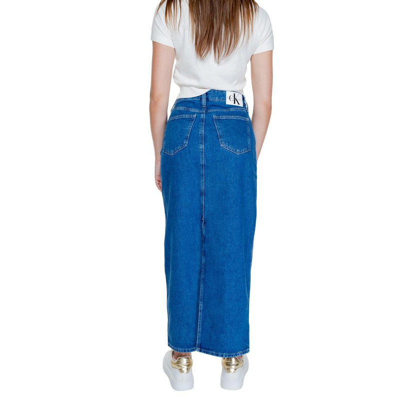 Blue Cotton Long SkirtThe Calvin Klein Jeans POCKET MAXI J20J223680 women’s long skirt is a must-have for those seeking a contemporary and versatile look. Crafted from denim with 80% cotton and 20% recycled cotton, this skirt combines sustainability with