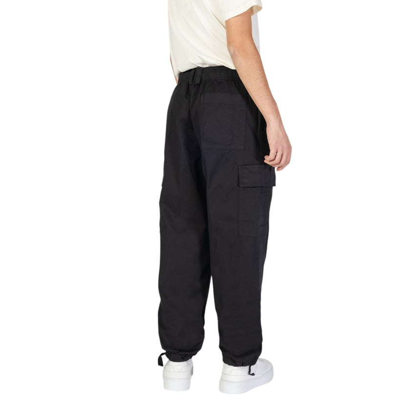 Black Recycled Cotton Cargo PantsThe Calvin Klein Jeans REGULAR STRAIGHT J30J326829 men’s trousers offer a regular/comfort fit, perfect for those seeking both style and practicality. Made from 97% regenerated cotton and 3% elastane/lycra, they provide a s