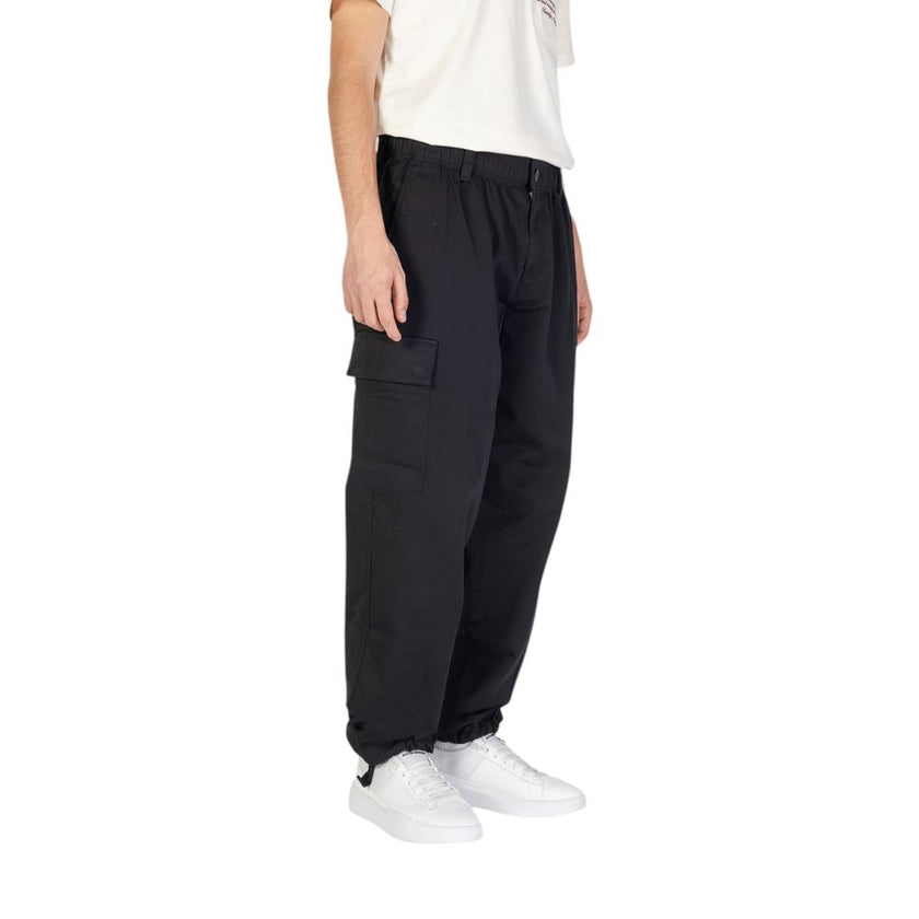 Black Recycled Cotton Cargo PantsThe Calvin Klein Jeans REGULAR STRAIGHT J30J326829 men’s trousers offer a regular/comfort fit, perfect for those seeking both style and practicality. Made from 97% regenerated cotton and 3% elastane/lycra, they provide a s