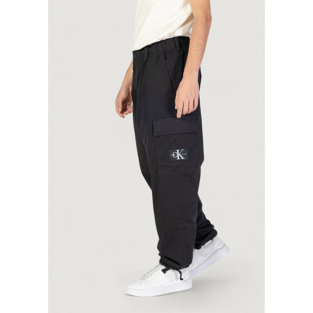 Black Recycled Cotton Cargo PantsThe Calvin Klein Jeans REGULAR STRAIGHT J30J326829 men’s trousers offer a regular/comfort fit, perfect for those seeking both style and practicality. Made from 97% regenerated cotton and 3% elastane/lycra, they provide a s