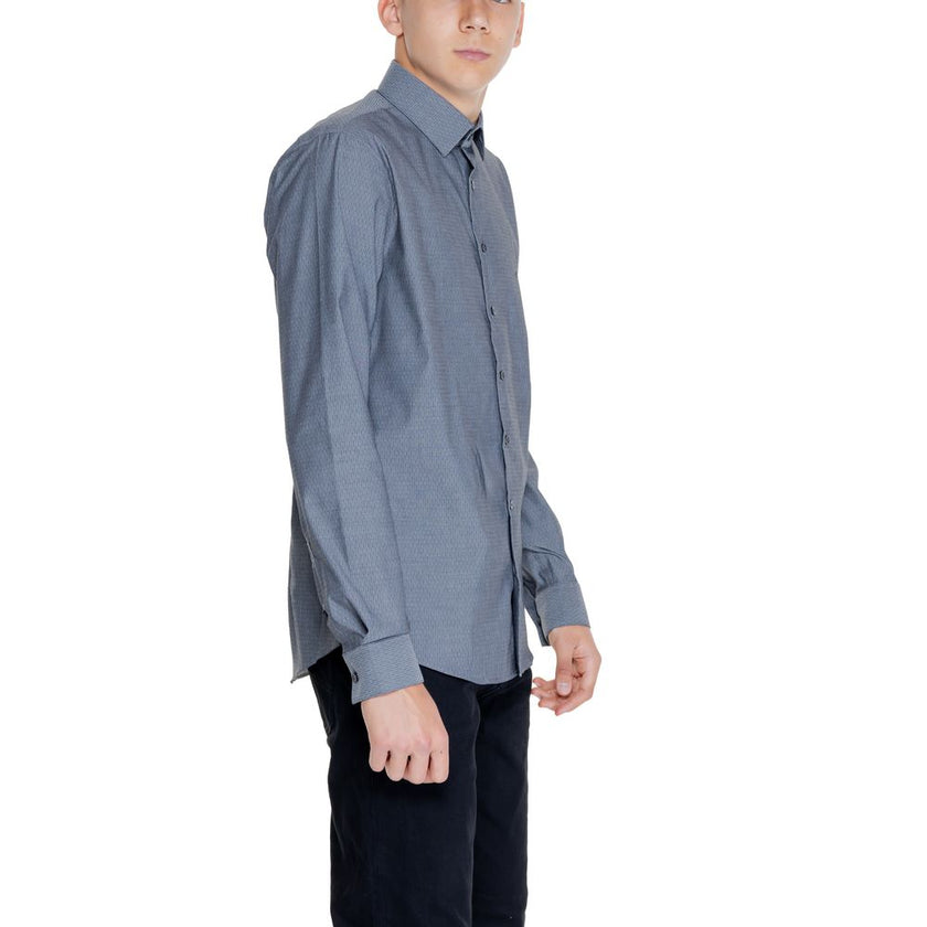 Black Cotton ShirtThe Calvin Klein DOBBY NON IRON K10K113165 men’s long-sleeve shirt combines elegance and practicality in a modern, refined garment. Made from 96% cotton and 4% elastane/lycra, this shirt provides a comfortable fit with slight stretch tha