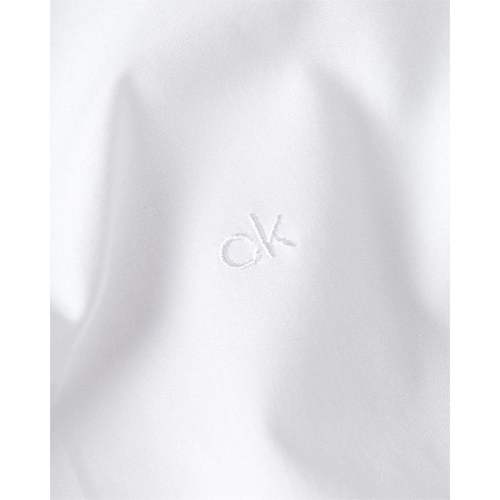 White Cotton Dress ShirtDiscover the Calvin Klein K10K108229 long-sleeve shirt for men, crafted from stretch poplin for a slim fit that accentuates the male silhouette. This shirt is made from 100% high-quality cotton, ensuring comfort and breathability t