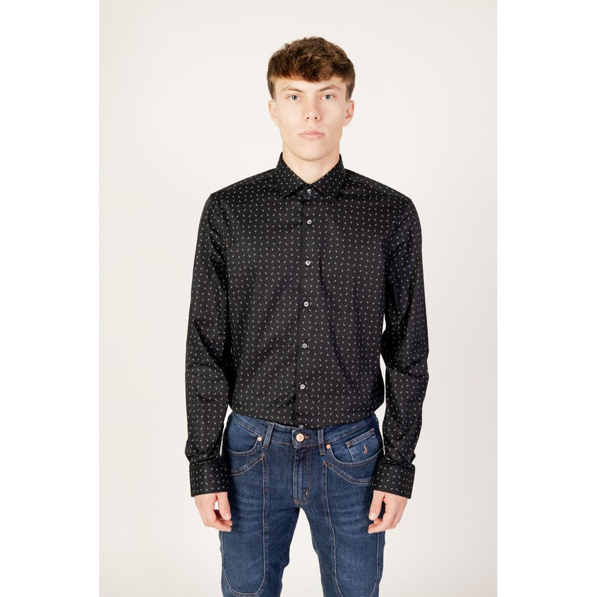 Black Cotton ShirtThe Calvin Klein TWILL 2 COLOR PRINT K10K112104 men’s shirt embodies contemporary style and sophistication. Crafted from high-quality twill fabric, this long-sleeved shirt ensures a comfortable fit thanks to its blend of cotton (96%) and