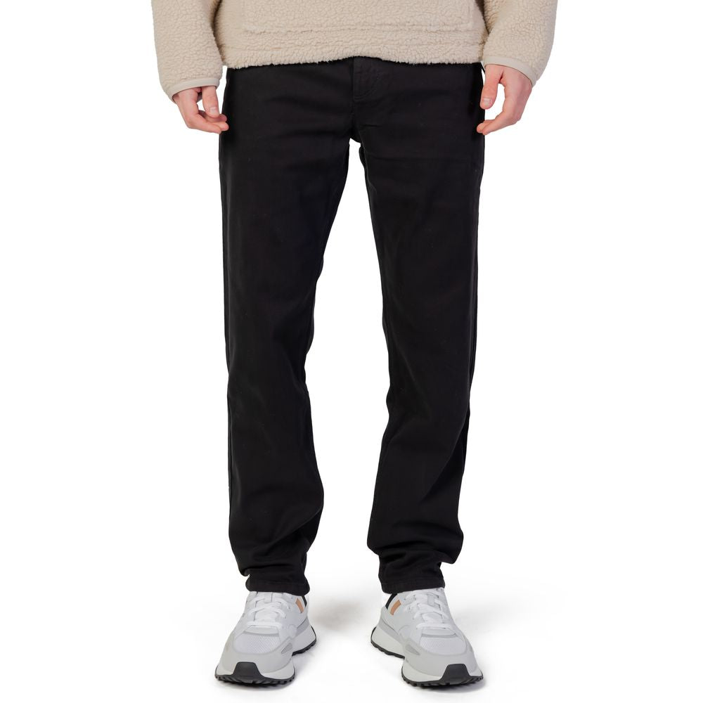 Black Cotton PantThe Boss Chino 50494336 men’s tapered trousers are the perfect choice for those seeking a contemporary and comfortable style. This model features a tapered fit that enhances the silhouette while ensuring comfort, thanks to its composition