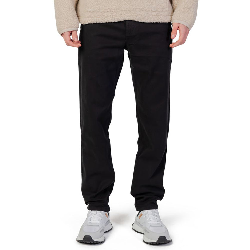 Black Cotton PantThe Boss Chino 50494336 men’s tapered trousers are the perfect choice for those seeking a contemporary and comfortable style. This model features a tapered fit that enhances the silhouette while ensuring comfort, thanks to its composition