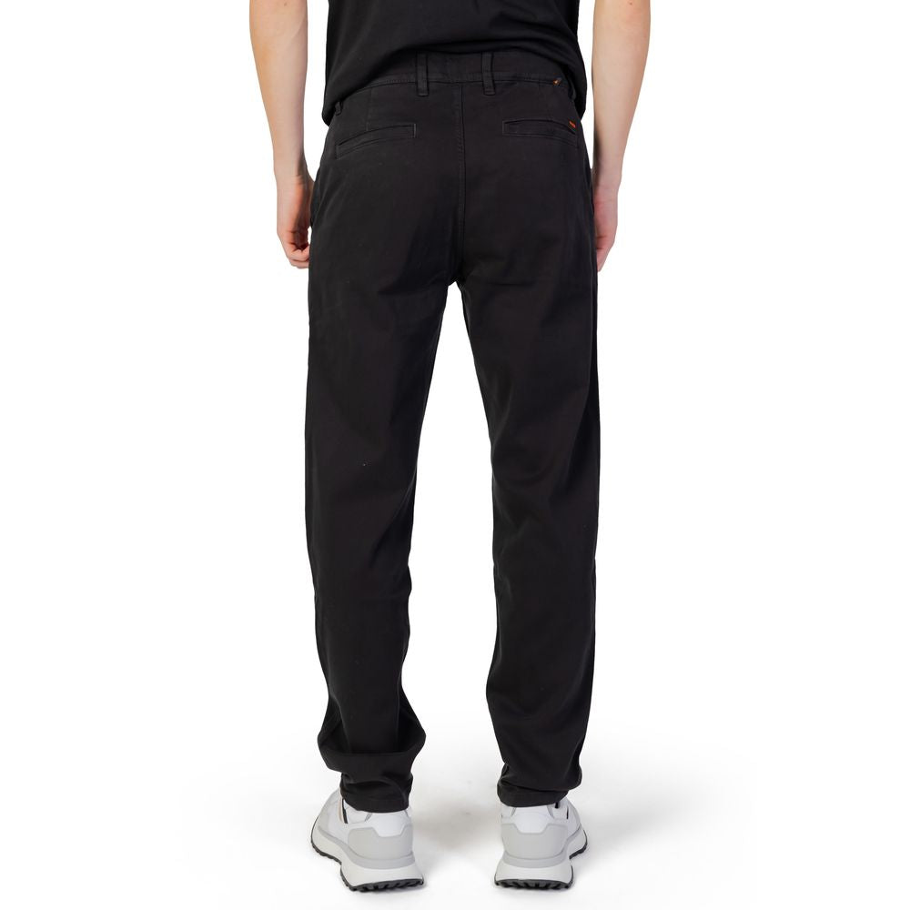 Black Cotton PantThe Boss Chino 50494336 men’s tapered trousers are the perfect choice for those seeking a contemporary and comfortable style. This model features a tapered fit that enhances the silhouette while ensuring comfort, thanks to its composition