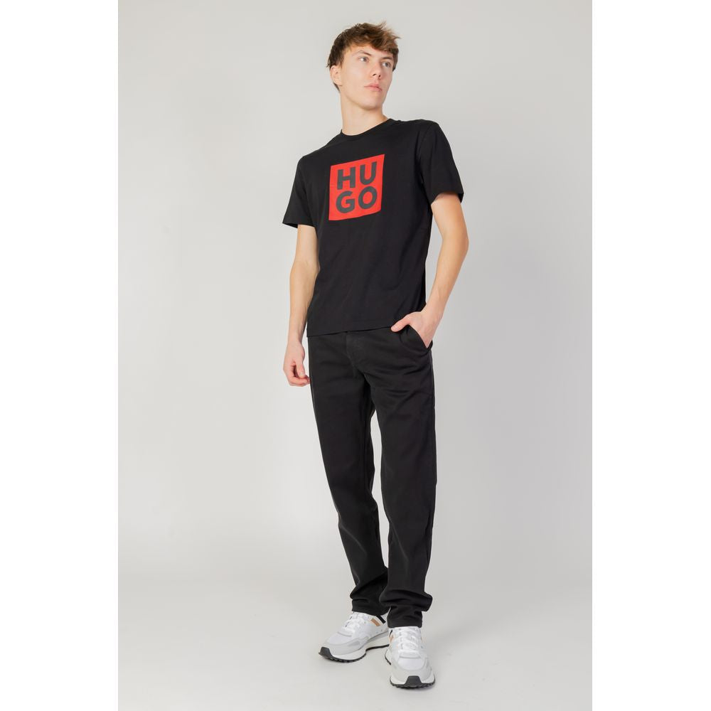 Black Cotton PantThe Boss Chino 50494336 men’s tapered trousers are the perfect choice for those seeking a contemporary and comfortable style. This model features a tapered fit that enhances the silhouette while ensuring comfort, thanks to its composition