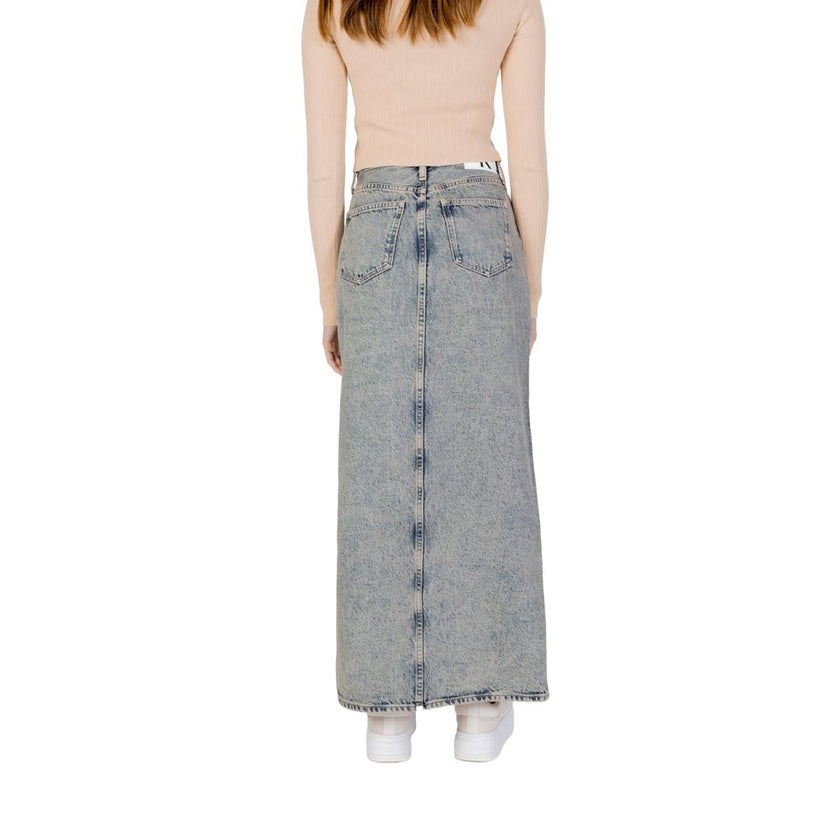 Blue Cotton SkirtThe Calvin Klein Jeans FRONT SPLIT MAXI J20J222869 skirt is a trendy piece that blends contemporary style with comfort. Crafted from 100% Better Cotton Initiative sustainable cotton, this maxi skirt features a straight cut and ankle-lengt